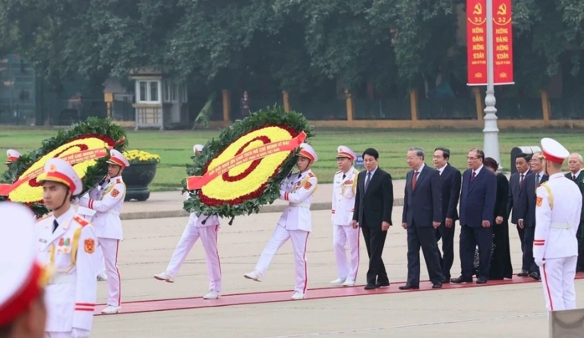 Leaders pay tribute to President Ho Chi Minh on Lunar New Year